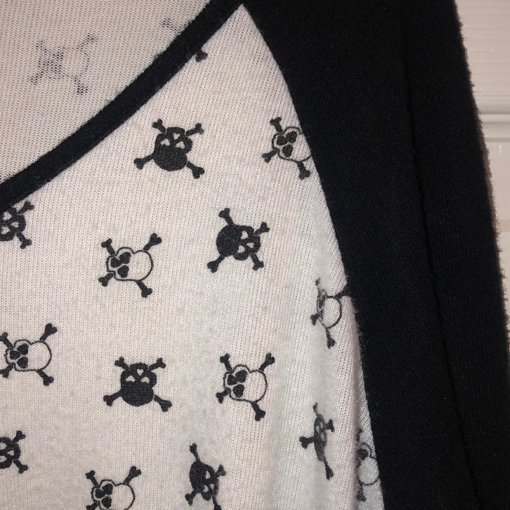 Skull sweater. Sz L
